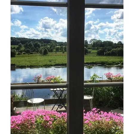 La Maison Blanche De Martue Bed and Breakfast