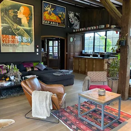 La Maison Blanche De Martue Bed and Breakfast