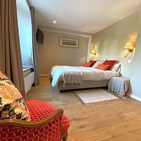 Bed & Breakfast La Maison Blanche De Martue 3*